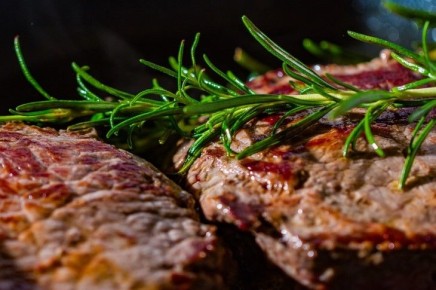 Как избавить мясо от лишнего жира: кулинары раскрыли способ