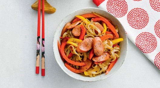 Рисовая лапша с сосисками и болгарским перцем: быстро и вкусно на каждый день