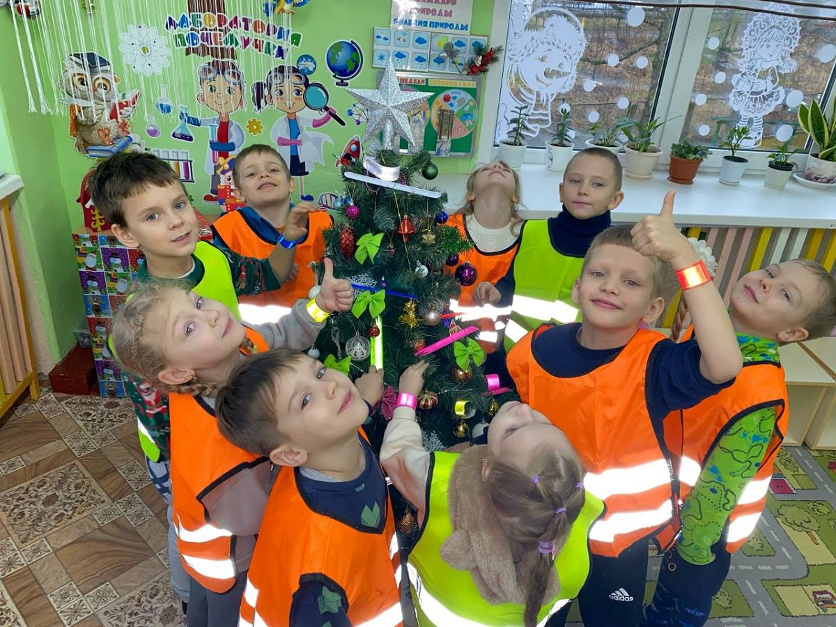 Сотрудники Госавтоинспекции МО МВД России «Рославльский» провели акцию «Яркий и заметный» для воспитанников детского сада «Малыш» Сотрудники Госавтоинспекции МО МВД России «Рославльский» провели акцию «Яркий и заметный» для воспитанников детского сада «Малыш»