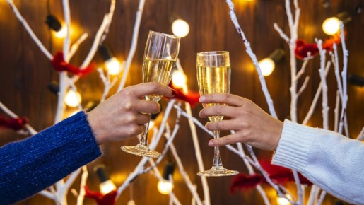 Традиция чокания бокалами: откуда она пришла?