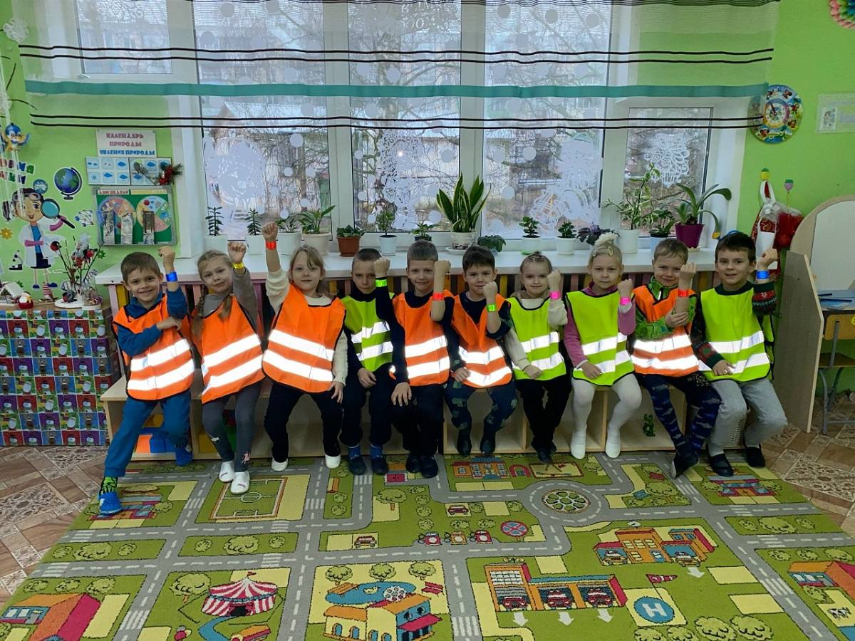 Сотрудники Госавтоинспекции МО МВД России «Рославльский» провели акцию «Яркий и заметный» для воспитанников детского сада «Малыш» Сотрудники Госавтоинспекции МО МВД России «Рославльский» провели акцию «Яркий и заметный» для воспитанников детского сада «Малыш»