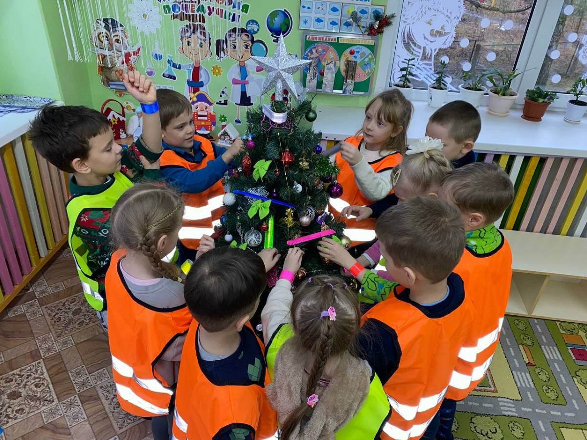 Сотрудники Госавтоинспекции МО МВД России «Рославльский» провели акцию «Яркий и заметный» для воспитанников детского сада «Малыш» Сотрудники Госавтоинспекции МО МВД России «Рославльский» провели акцию «Яркий и заметный» для воспитанников детского сада «Малыш»