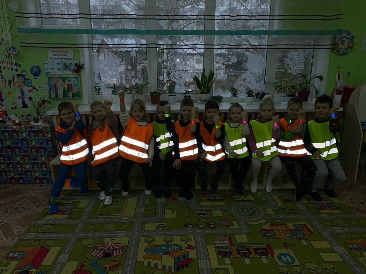 Сотрудники Госавтоинспекции МО МВД России «Рославльский» провели акцию «Яркий и заметный» для воспитанников детского сада «Малыш» Сотрудники Госавтоинспекции МО МВД России «Рославльский» провели акцию «Яркий и заметный» для воспитанников детского сада «Малыш»