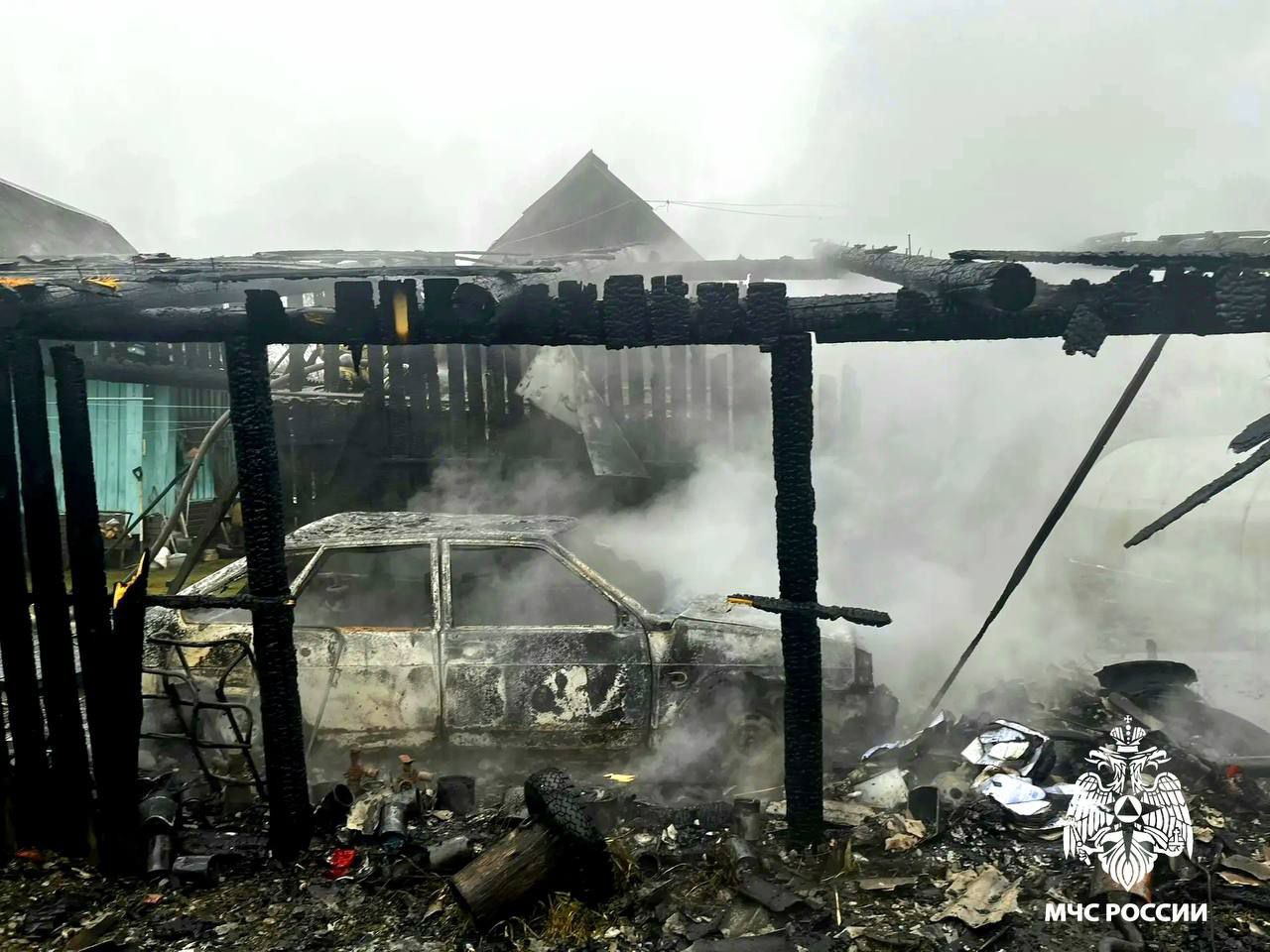 Жители Смоленской области лишились машины из-за пожара Жители Смоленской области лишились машины из-за пожара