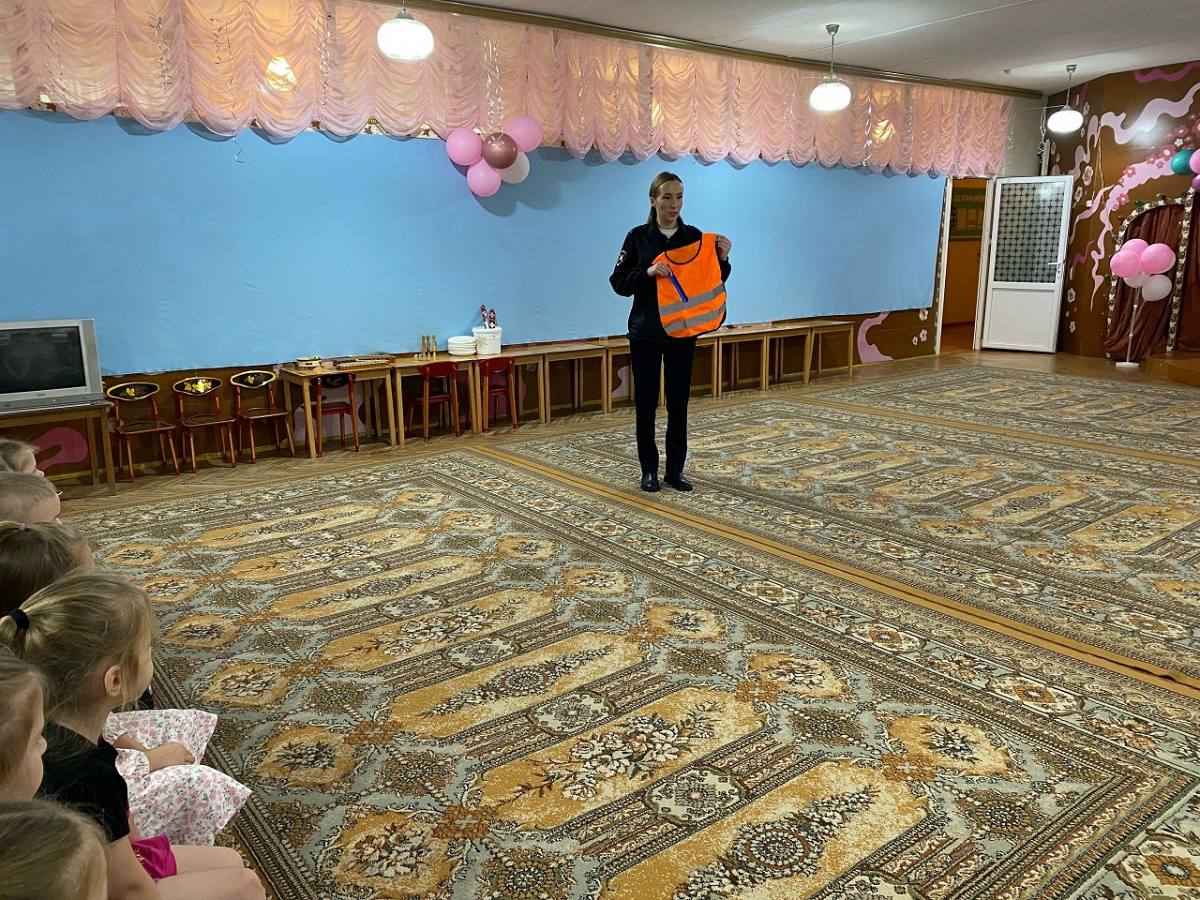 Профилактическая акция «По правилам» проведена для дошкольников детского сада «Золотой ключик» в Рославле Профилактическая акция «По правилам» проведена для дошкольников детского сада «Золотой ключик» в Рославле