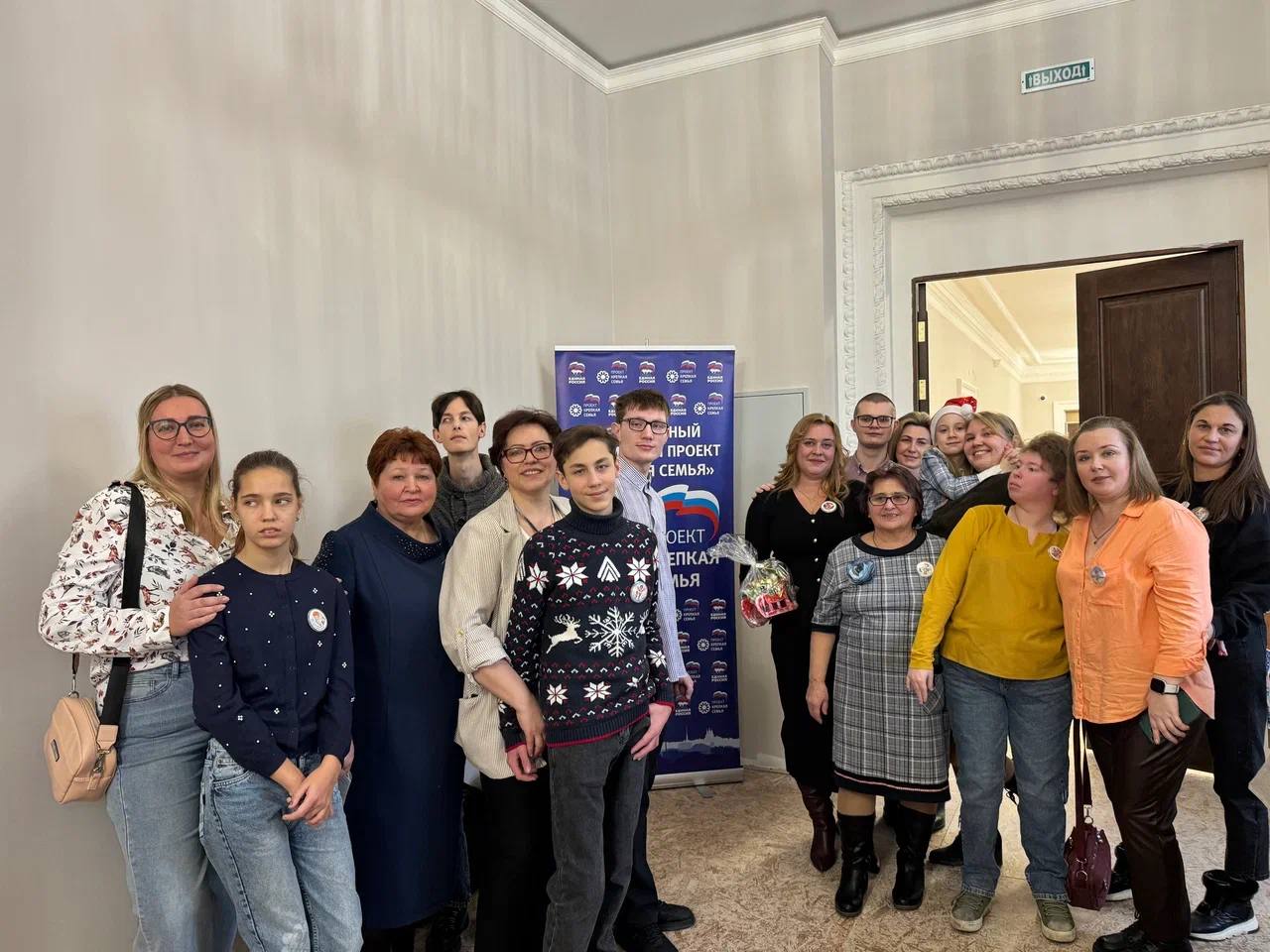 Александр Новиков: Принял участие в доброй, по-настоящему новогодней традиции вместе с губернатором Василием Анохиным, митрополитом Смоленским и Дорогобужским Исидором и председателем Смоленского горсовета Анатолием... Александр Новиков: Принял участие в доброй, по-настоящему новогодней традиции вместе с губернатором Василием Анохиным, митрополитом Смоленским и Дорогобужским Исидором и председателем Смоленского горсовета Анатолием...