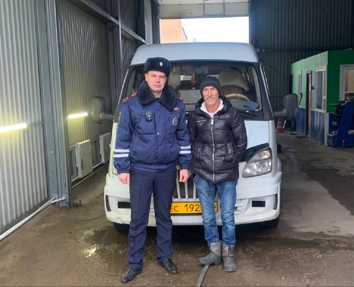 Автоинспекторы проводят профилактические беседы с водителями пассажирского транспорта в городе Сафоново Автоинспекторы проводят профилактические беседы с водителями пассажирского транспорта в городе Сафоново