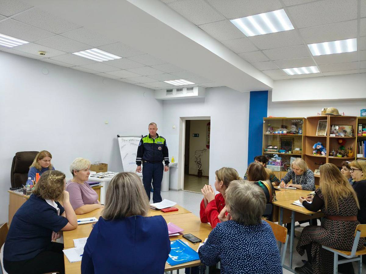 Сотрудники Госавтоинспекции ОМВД России по г. Десногорску проводят беседы с педагогическими работниками Сотрудники Госавтоинспекции ОМВД России по г. Десногорску проводят беседы с педагогическими работниками