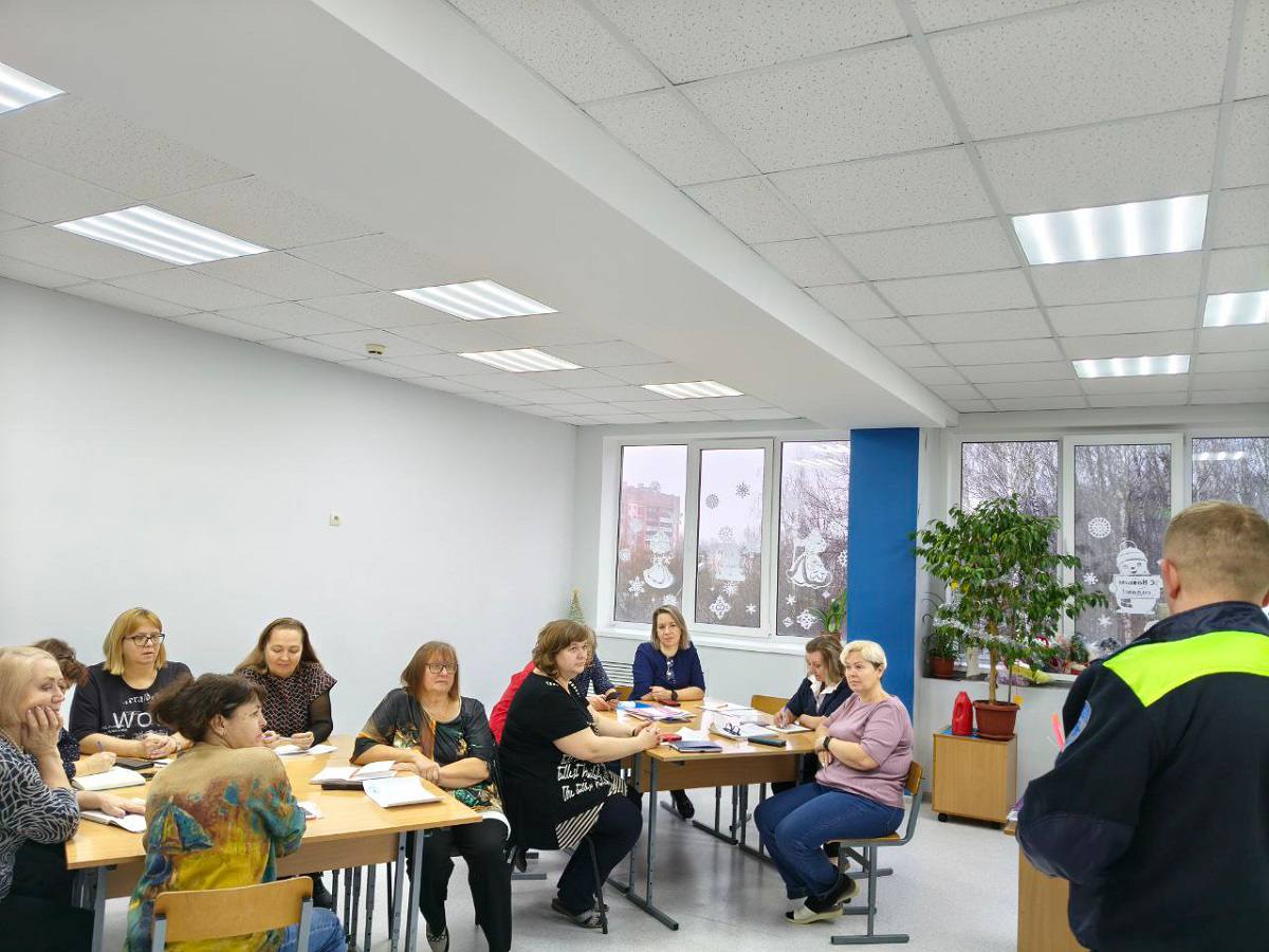 Сотрудники Госавтоинспекции ОМВД России по г. Десногорску проводят беседы с педагогическими работниками Сотрудники Госавтоинспекции ОМВД России по г. Десногорску проводят беседы с педагогическими работниками