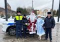 Полицейский Дед Мороз поздравил жителей Смоленска с наступающим Новым годом и напомнил о безопасности на дорогах