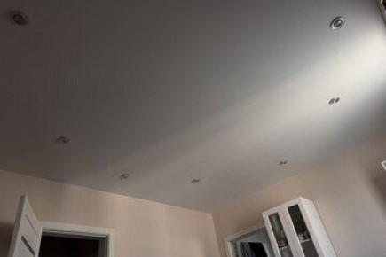 Эффективные способы удаления пятен с натяжных потолков