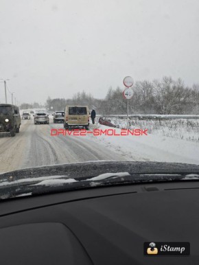 В Смоленске в Алтуховке легковушка опрокинулась в кювет в результате ДТП