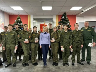 Офицеры СКР по Смоленской области поздравили кадетов из профильных кадетских классов с Новым годом