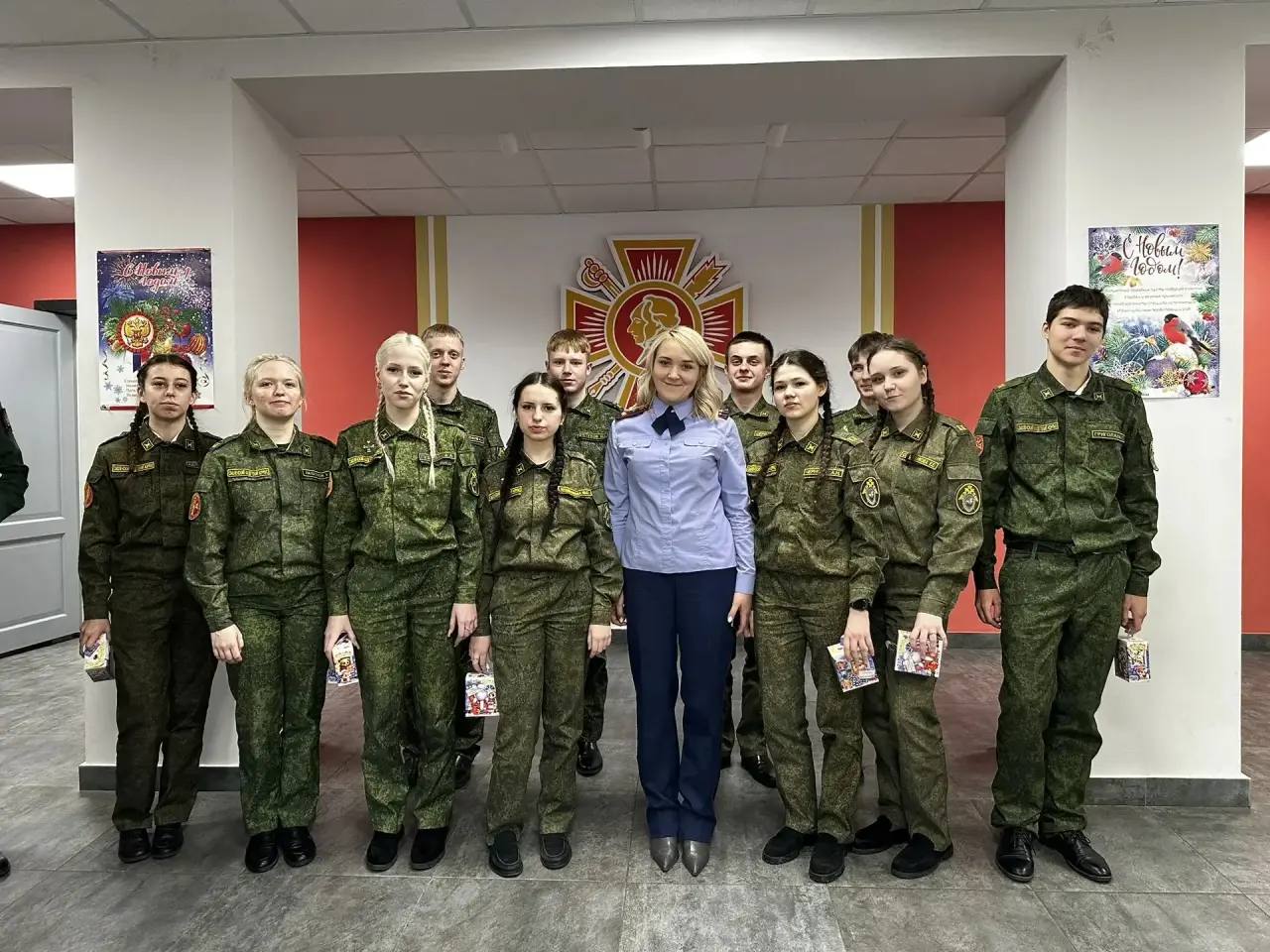 Офицеры СКР по Смоленской области поздравили кадетов из профильных кадетских классов с Новым годом Офицеры СКР по Смоленской области поздравили кадетов из профильных кадетских классов с Новым годом