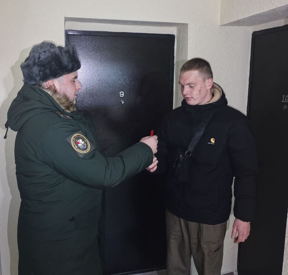 В г. Смоленске при содействии офицеров СК России участнику специальной военной операции вручены ключи от квартиры