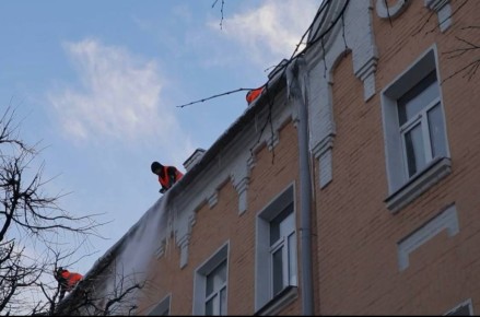 «Городская управляющая компания» продолжает плановую работу по очистке крыш от сосулек и наледи