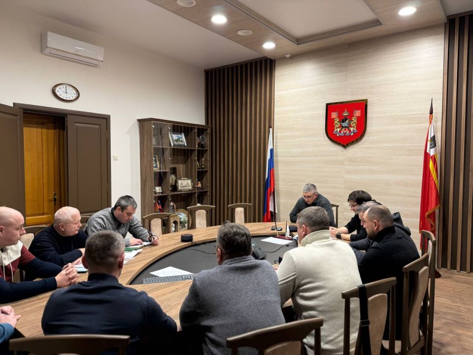 Александр Новиков: Собрал сегодня на оперативный штаб ключевые службы: СОГБУ «Смоленскавтодор», начальников территориальных управлений и Городскую управляющую компанию