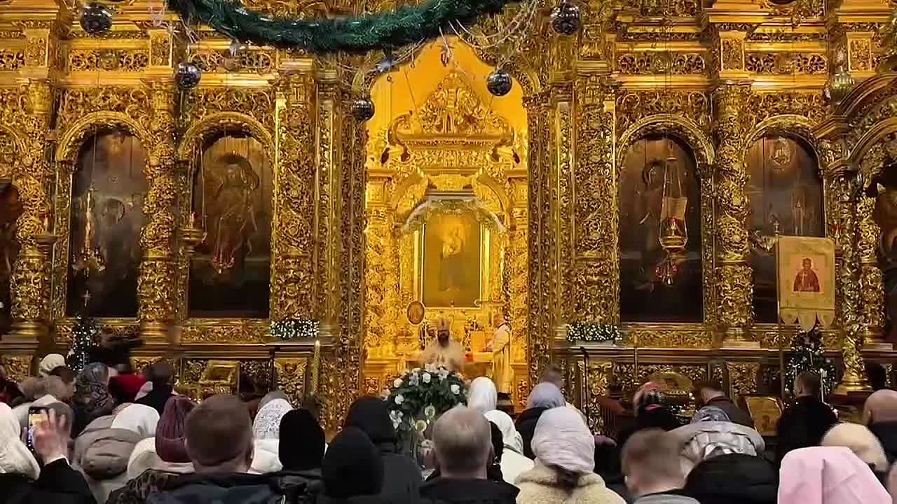 Василий Анохин поздравил православных смолян с Рождеством