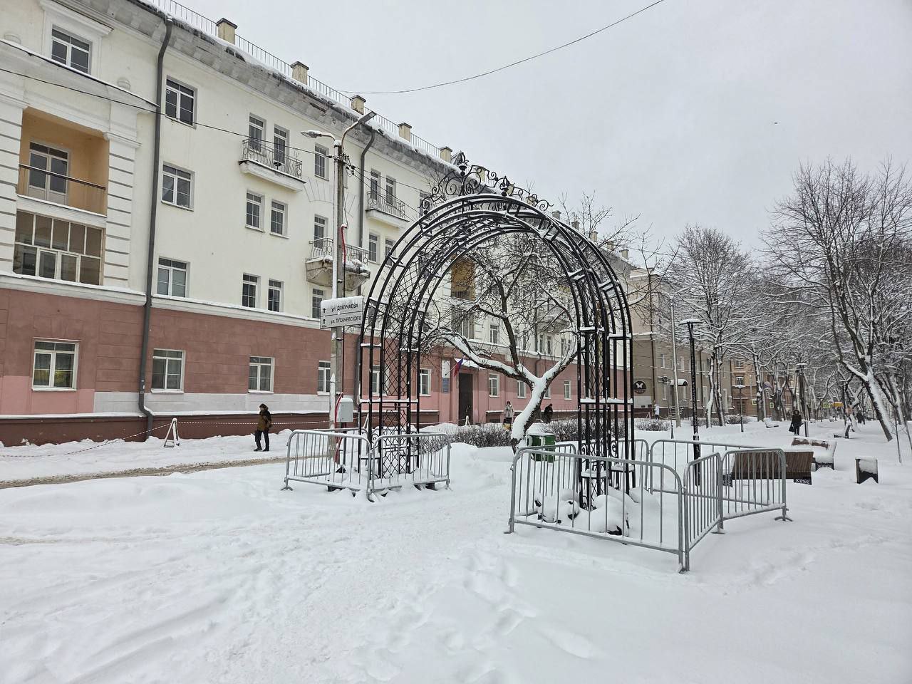 Кованые арки, которые раньше находились в саду Блонье, теперь украсят новый сквер на улице Докучаева Кованые арки, которые раньше находились в саду Блонье, теперь украсят новый сквер на улице Докучаева