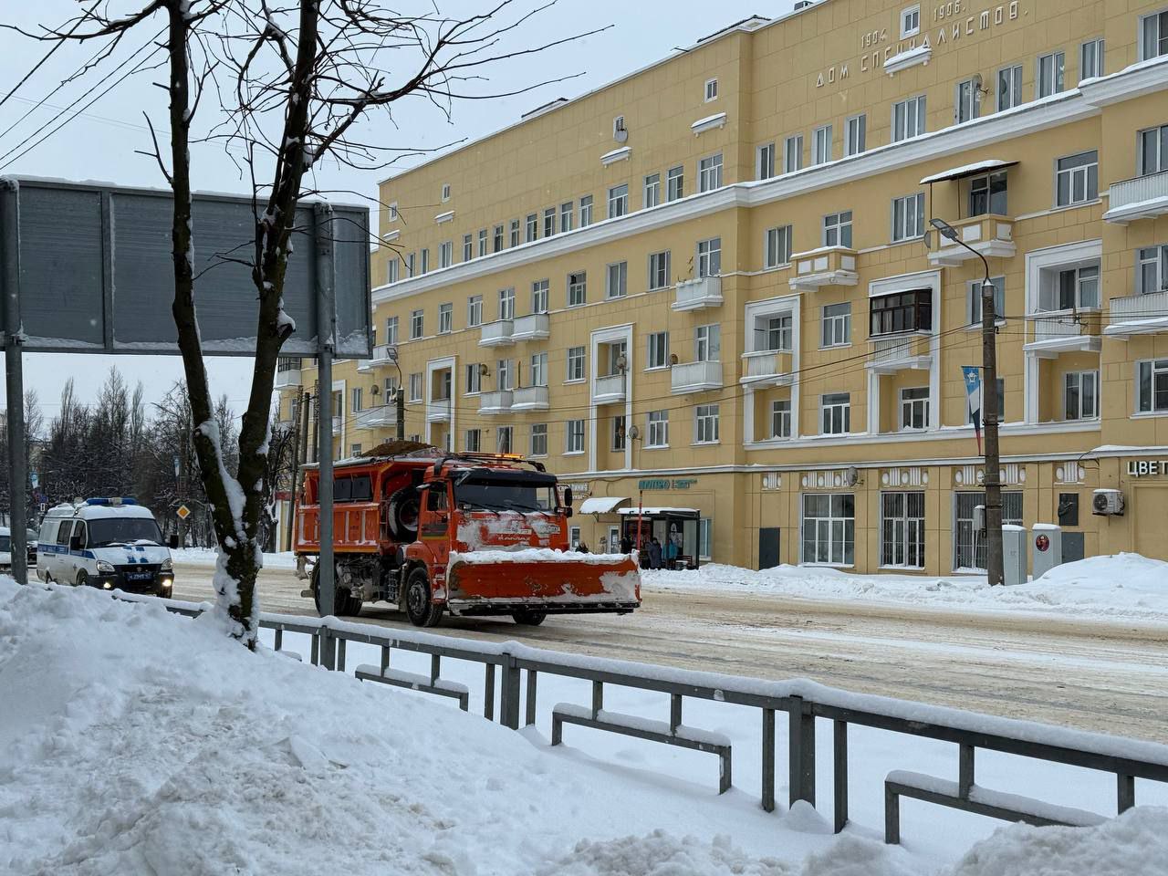 В Смоленске за ночь вывезли более 4 тысяч кубометров снега В Смоленске за ночь вывезли более 4 тысяч кубометров снега