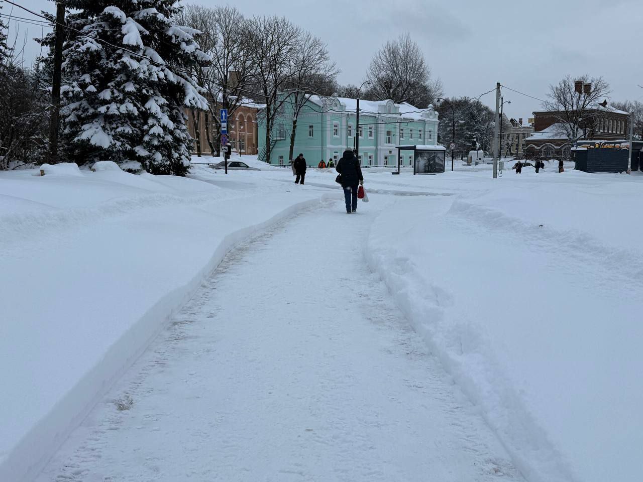 В Смоленске за ночь вывезли более 4 тысяч кубометров снега