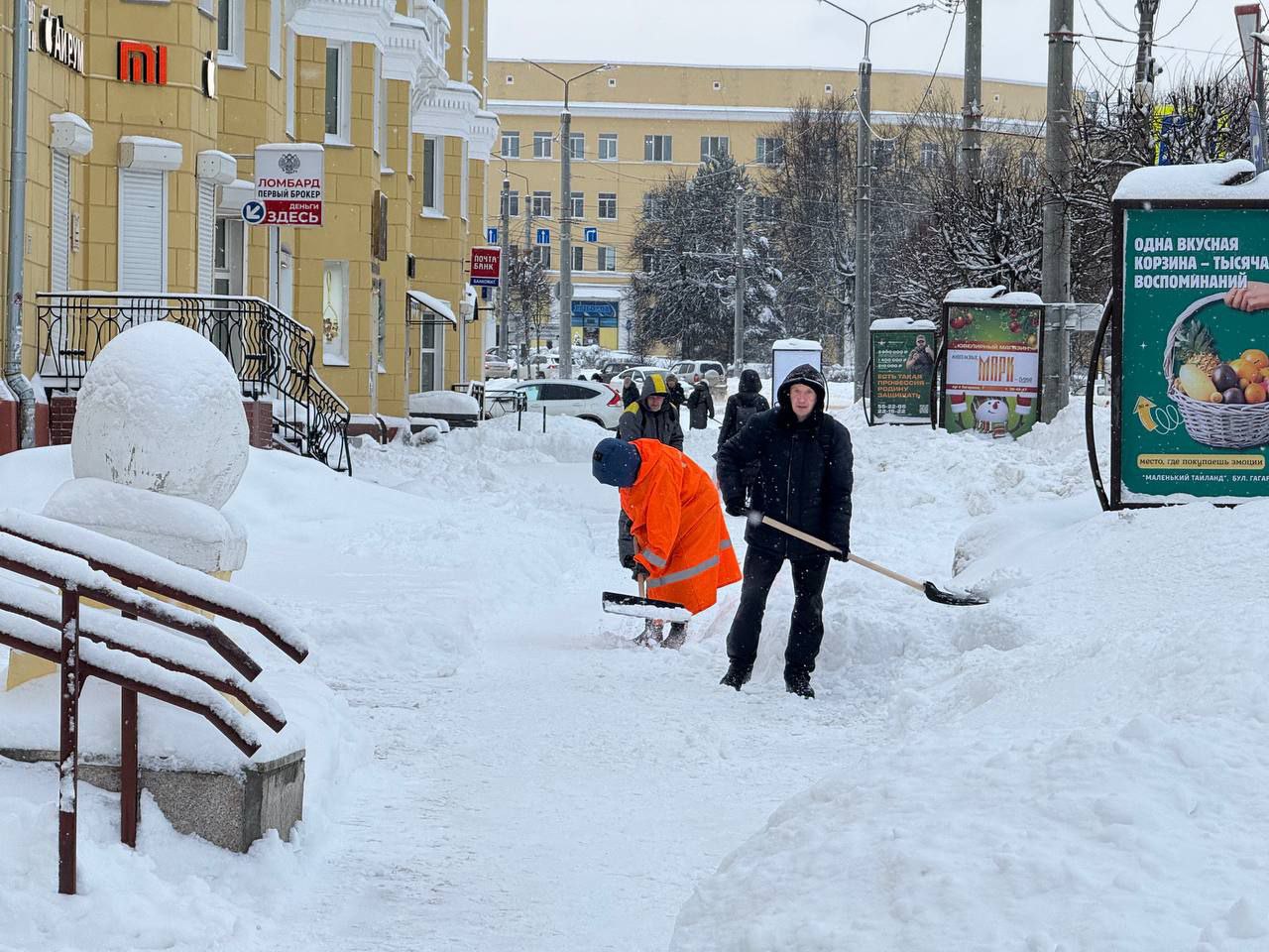 В Смоленске за ночь вывезли более 4 тысяч кубометров снега В Смоленске за ночь вывезли более 4 тысяч кубометров снега