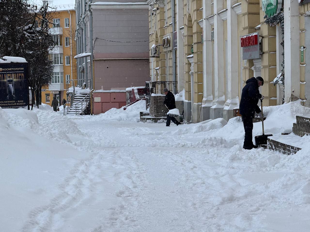 В Смоленске за ночь вывезли более 4 тысяч кубометров снега В Смоленске за ночь вывезли более 4 тысяч кубометров снега