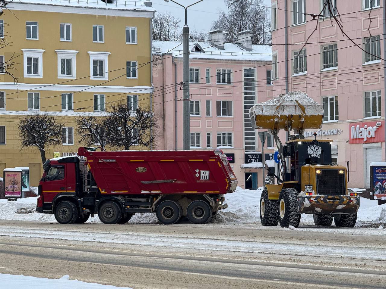 В Смоленске ведётся усиленная уборка снега у социально значимых объектов В Смоленске ведётся усиленная уборка снега у социально значимых объектов