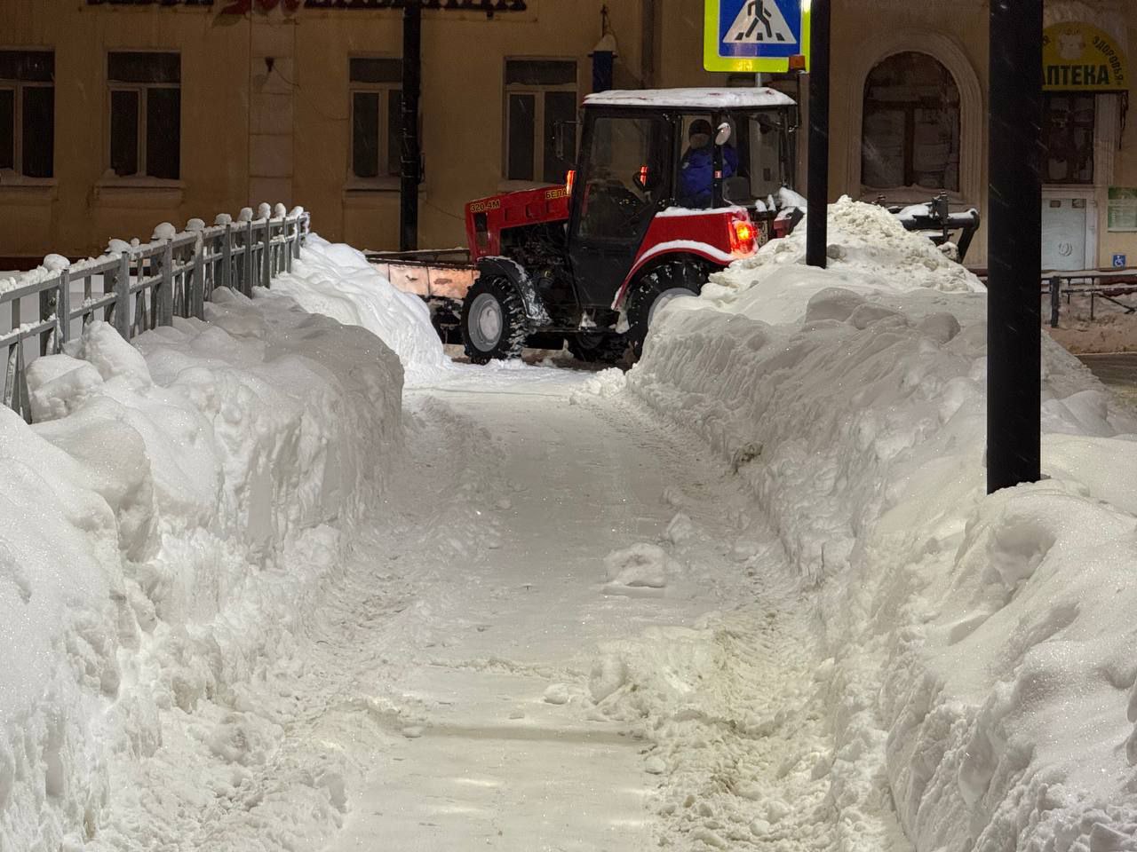 В Смоленске ведётся усиленная уборка снега у социально значимых объектов В Смоленске ведётся усиленная уборка снега у социально значимых объектов