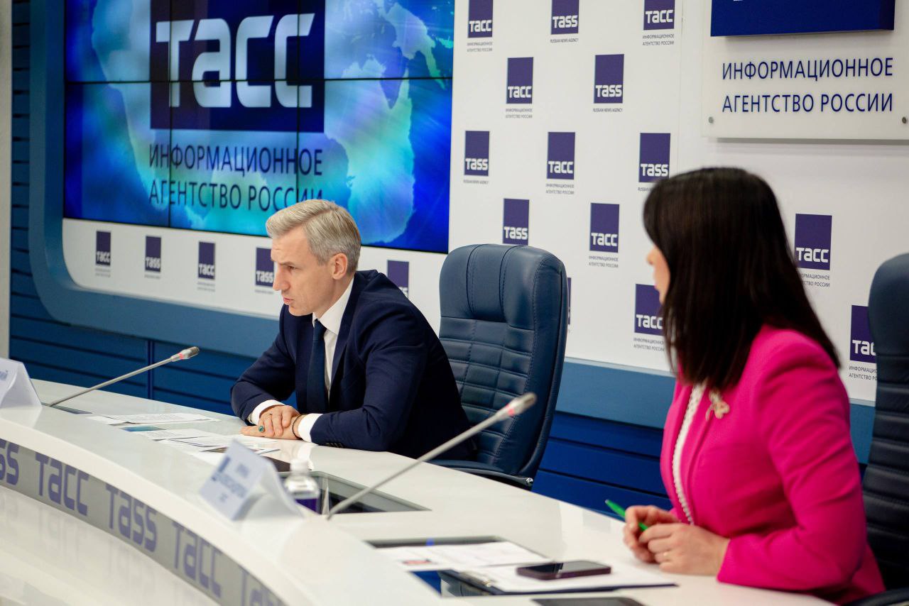 Василий Анохин поздравил смоленских журналистов с Днём печати