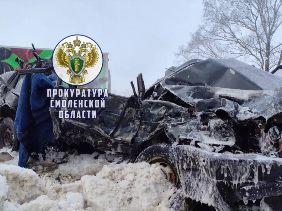 Прокуратура Дорогобужского района контролирует установление обстоятельств ДТП, в котором погибли два человека и несовершеннолетний подросток