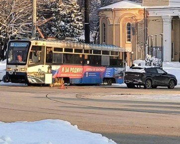 В центре Смоленска легковушка врезалась в трамвай