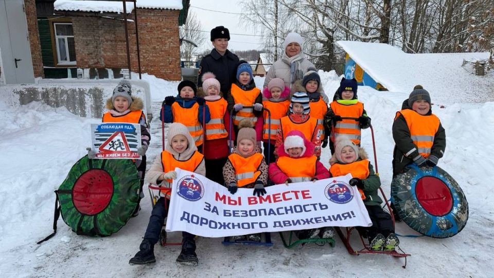 «Мы вместе за безопасность дорожного движения»: акцию под таким названием провели сотрудники Госавтоинспекции МО МВД России «Рославльский» для юных пешеходов