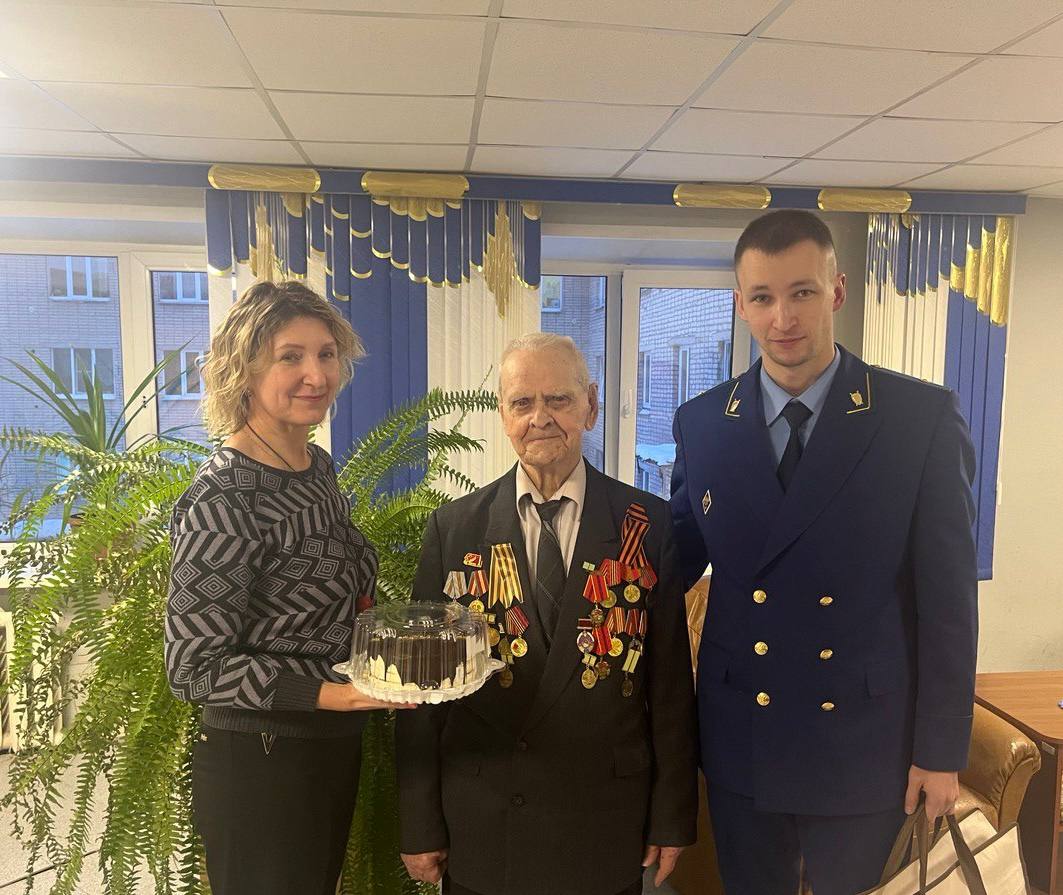 Прокурор Ленинского района Евгений Шатров поздравил жителя города-героя на Неве с 82-й годовщиной полного освобождения Ленинграда от фашистской блокады