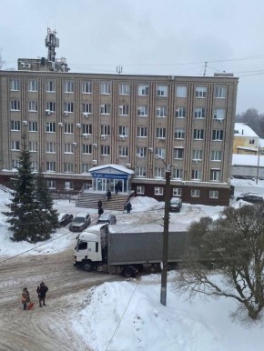 И снова Трамвайный проезд. На этот раз на трамвайные рельсы заехал грузовик