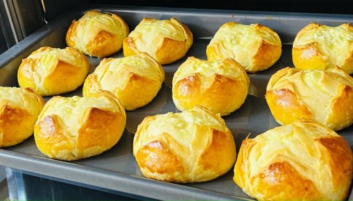 Чудовая слоёная хачапури: простое дрожжевое тесто и нежная начинка превращают обычный вечер в праздник