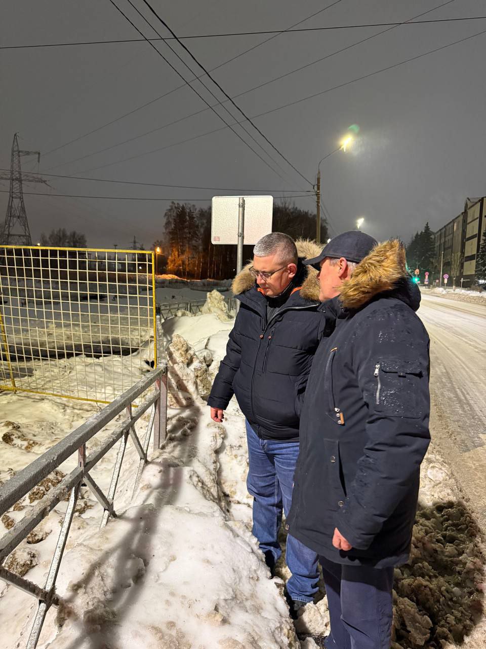 Мэр Смоленска выехал на место ремонта теплосетей на улице 25 Сентября Мэр Смоленска выехал на место ремонта теплосетей на улице 25 Сентября