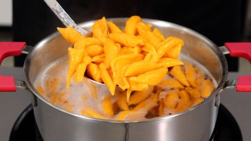 Тыквенные клёцки из четырех ингредиентов и сливочно-чесночный соус