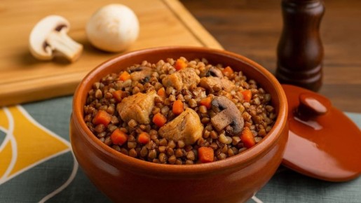 Теплый вечер дома: гречка с индейкой и грибами как простой уютный ужин