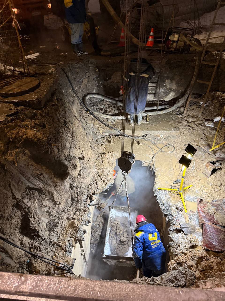 Мэр Смоленска выехал на место ремонта теплосетей на улице 25 Сентября Мэр Смоленска выехал на место ремонта теплосетей на улице 25 Сентября