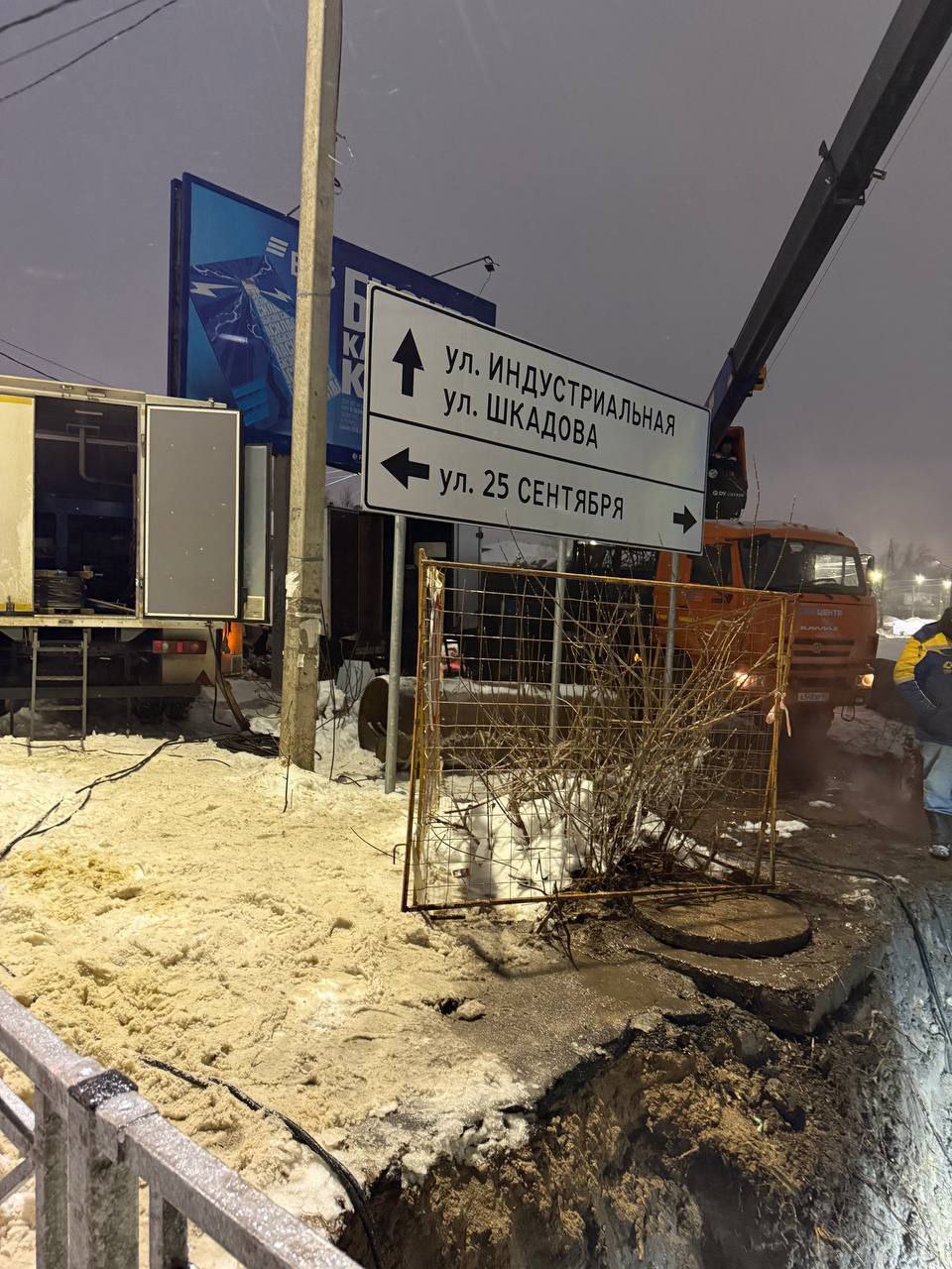 Мэр Смоленска выехал на место ремонта теплосетей на улице 25 Сентября Мэр Смоленска выехал на место ремонта теплосетей на улице 25 Сентября