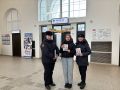 На железнодорожной станции Гагарин смоленские транспортные полицейские поговорили со взрослыми и детьми о безопасности