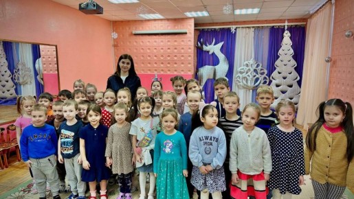 «С ПДД с малых лет»: в Смоленске инспекторы Госавтоинспекции провели обучающую акцию для дошкольников