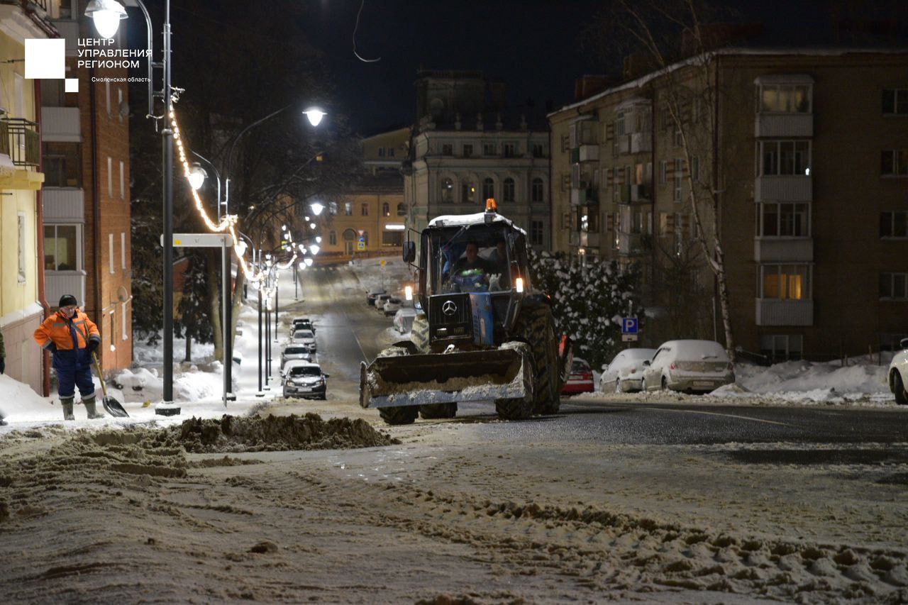 Из Смоленска за сутки вывезли более 13 тысяч кубометров снега Из Смоленска за сутки вывезли более 13 тысяч кубометров снега