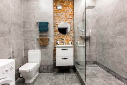 Забудете о неприятном запахе: что хозяйки кладут в бачок унитаза, чтобы аромат в ванной комнате всегда был свежим