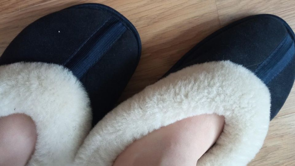 Гениальное решение для холодных ног: тапочки из микроволновки