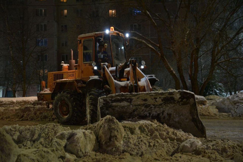 На двух смоленских улицах ограничено движение транспорта и парковка в связи с вывозом снега