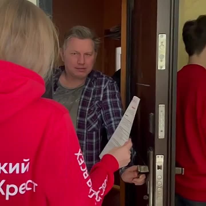 Волонтеры продолжают работу в Смоленске Сейчас в городе проходит масштабный подомовой обход. Более 100 волонтеров проверяют, как чувствуют себя жители домов, временно оставшихся без тепла