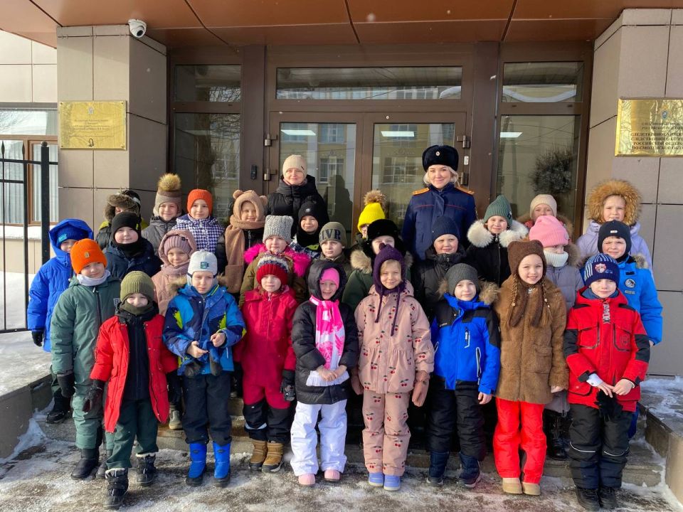 Офицеры следственного управления Следственного комитета Российской Федерации по Смоленской области провели увлекательное и познавательное мероприятие для учеников 1 «Б» класса МБОУ «Гимназия № 1 им. Н.М. Пржевальского»