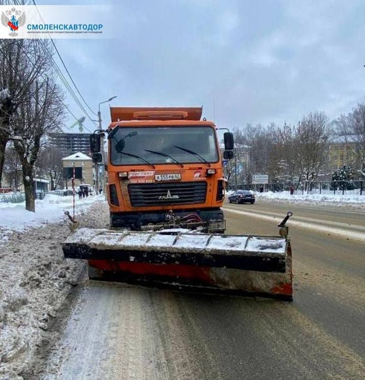 В Смоленске на уборку улиц вывели 46 единиц техники и более ста рабочих